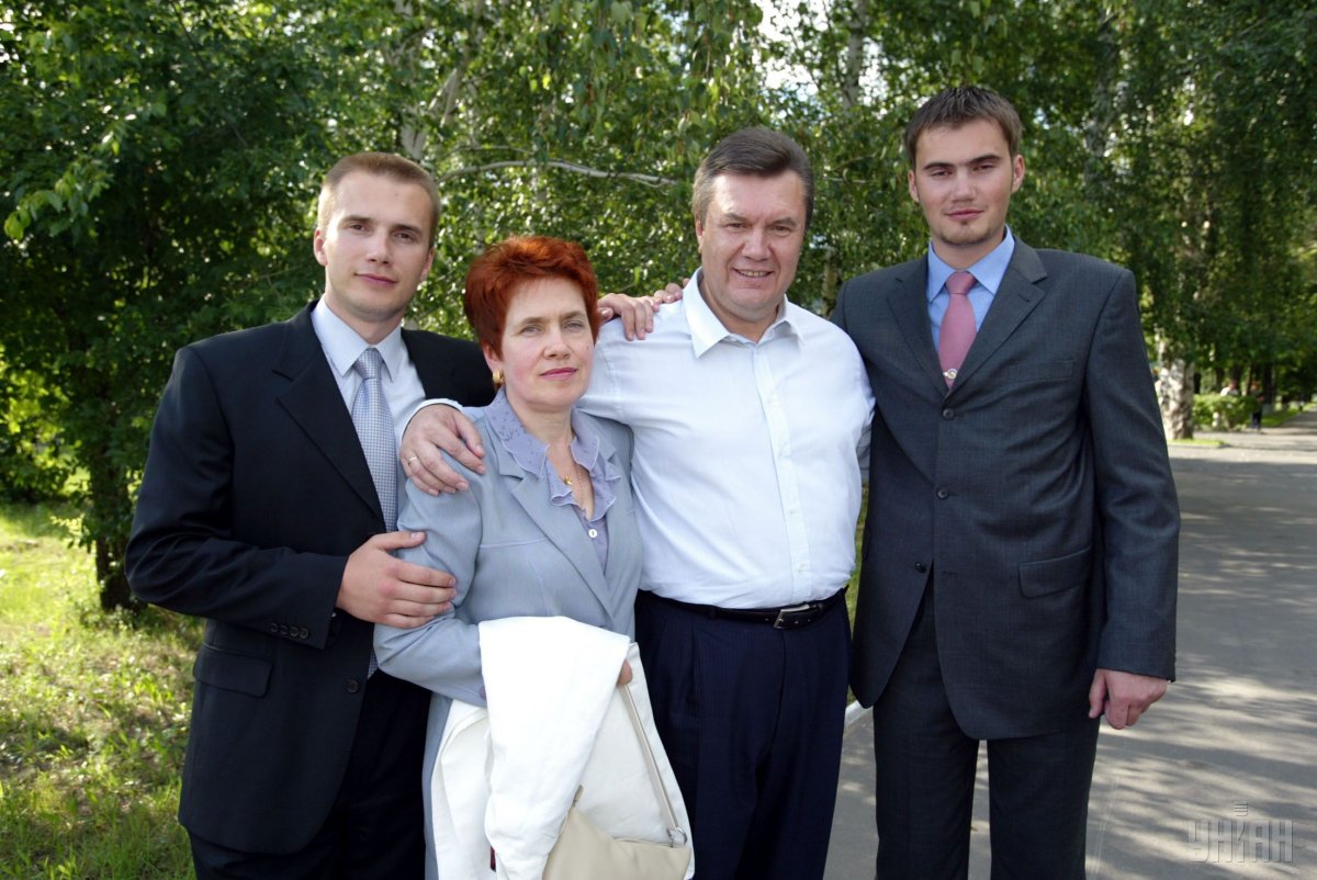 ÑÎÌÌ ÀÐÕÈÂ ÓÍÈÀÍ Êàíäèäàò íà ïîñò ïðåçèäåíòà Óêðàèíû Âèêòîð ßíóêîâè÷ ñ ñóïðóãîé Ëþäìèëîé è ñûíîâüÿìè Âèêòîðîì è Àëåêñàíäðîì. Ôîòî ÓÍÈÀÍ